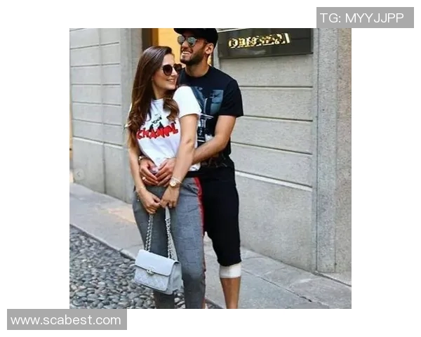 足球明星与妻子甜蜜合影展现幸福生活瞬间引发粉丝热议